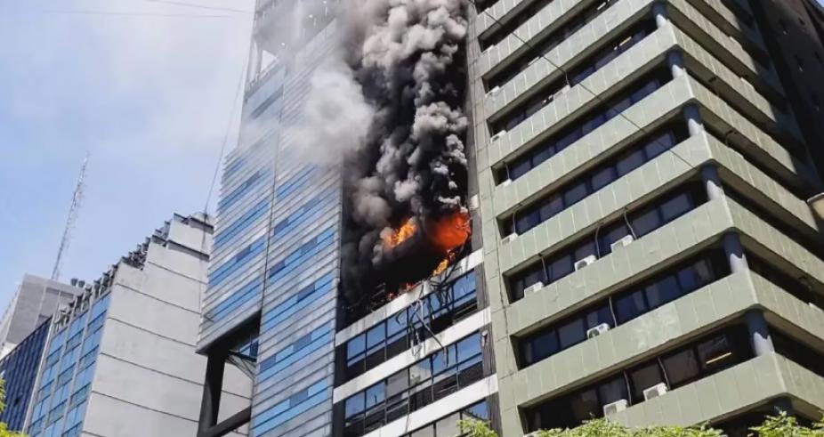 Incendio en el edificio lindero al Ministerio de Trabajo