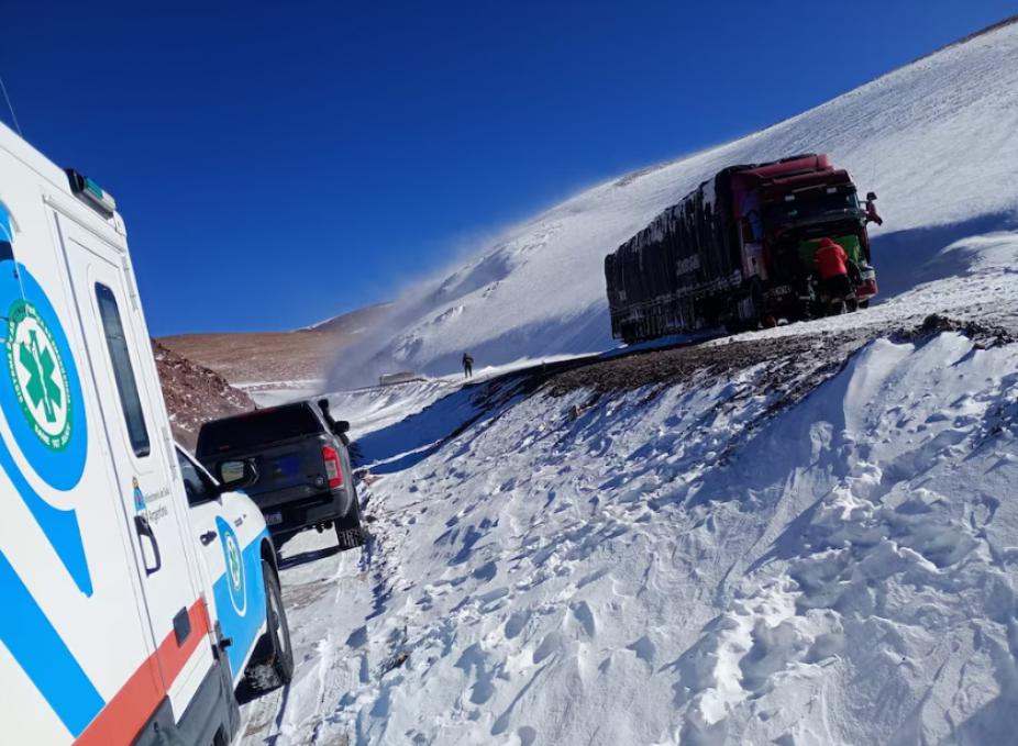 En el cierre de las vacaciones de invierno, tres pasos fronterizos entre Argentina y Chile están cerrados por el mal tiempo