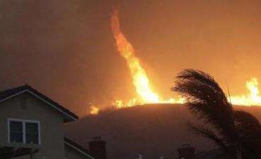 Impactante: Apareció un tornado de fuego en medio de los incendios forestales en Los Ángeles | Radio Bicentenario