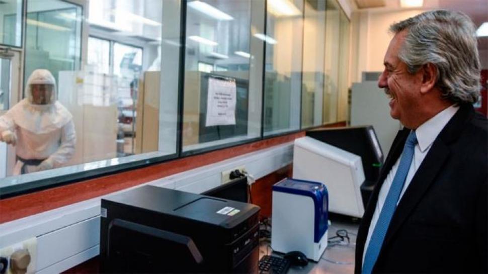 Alberto Fernández visita el laboratorio donde se desarrolló el suero