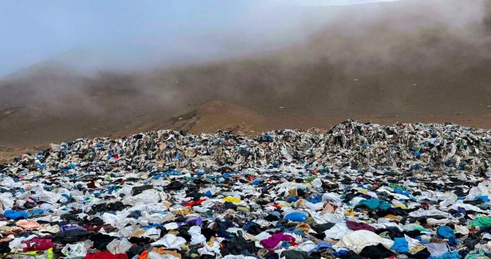 Cómo se formó el basural a cielo abierto de ropa en Atacama que ardió ...