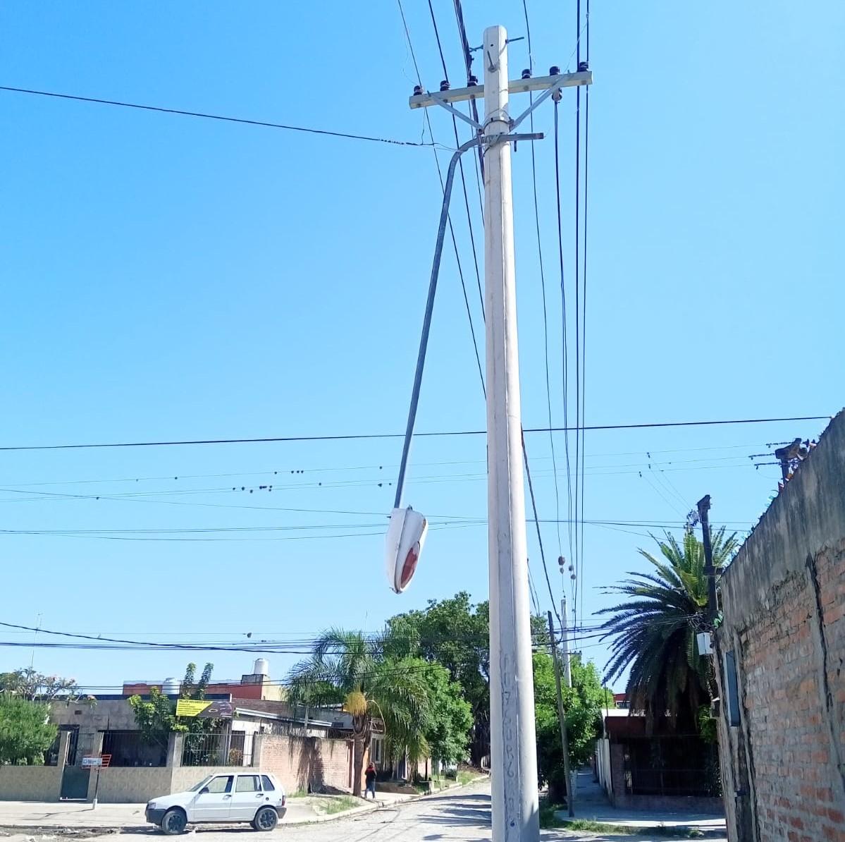 Quisieron robar el foco de la luz en la calle Inca Garcilaso y Güemes