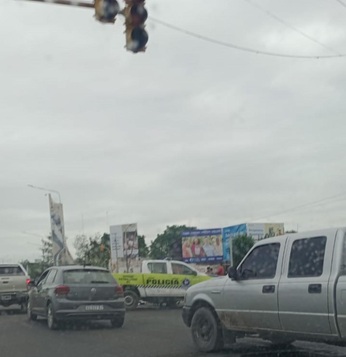 Accidente entre un auto y una moto en Avenida Roca y Alfredo Guzmán