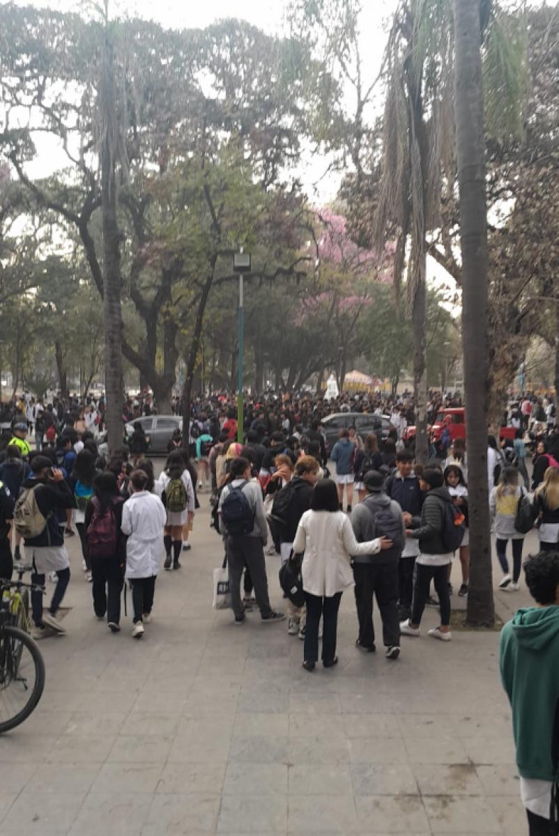 Alumnos del Colegio Nacional en Plaza Urquiza  