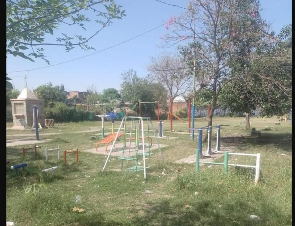  Asi estaba anteriormente la plaza cuando lo vecinos pedian que limpien el lugar. 