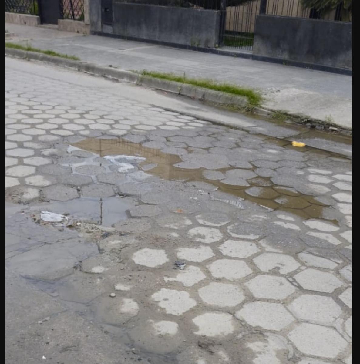 Pérdida de agua potable en el Pasaje Sáenz Peña al 3100 | Radio ...